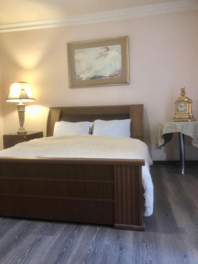 Villa Next To Victory Park 耶烈万 外观 照片